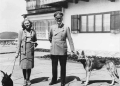 Hitler and Eva with their dogs «حوّا، حالا وقت خودکشی‌ست!»