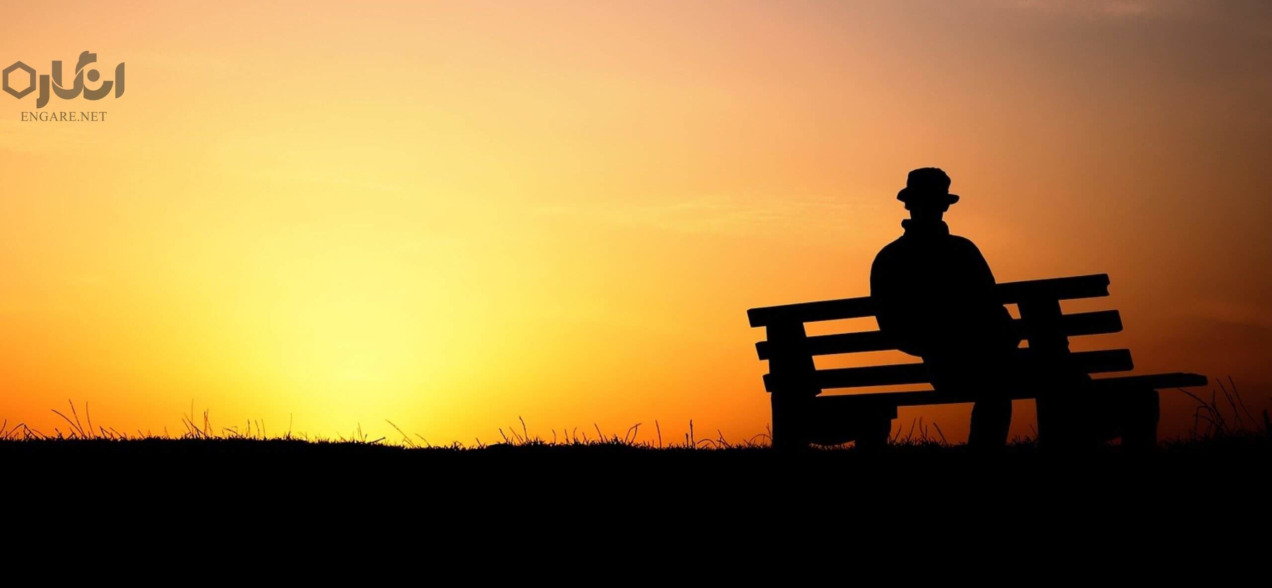 hombre en el banco silueta del horizonte puesta de sol detras Daniel Colombo e1535319002732