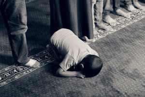 جلوه‌ها و ابعاد دین داری و کارکردهای اجتماعی دین