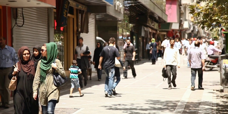 tehran iran shot of vali e asr street in 2012 men and women walkingshot with canon 5d mkii 25 fps 4deapboajx F0000 بررسی تطبیقی تاریخی سیر آگاهی زنان در ایران
