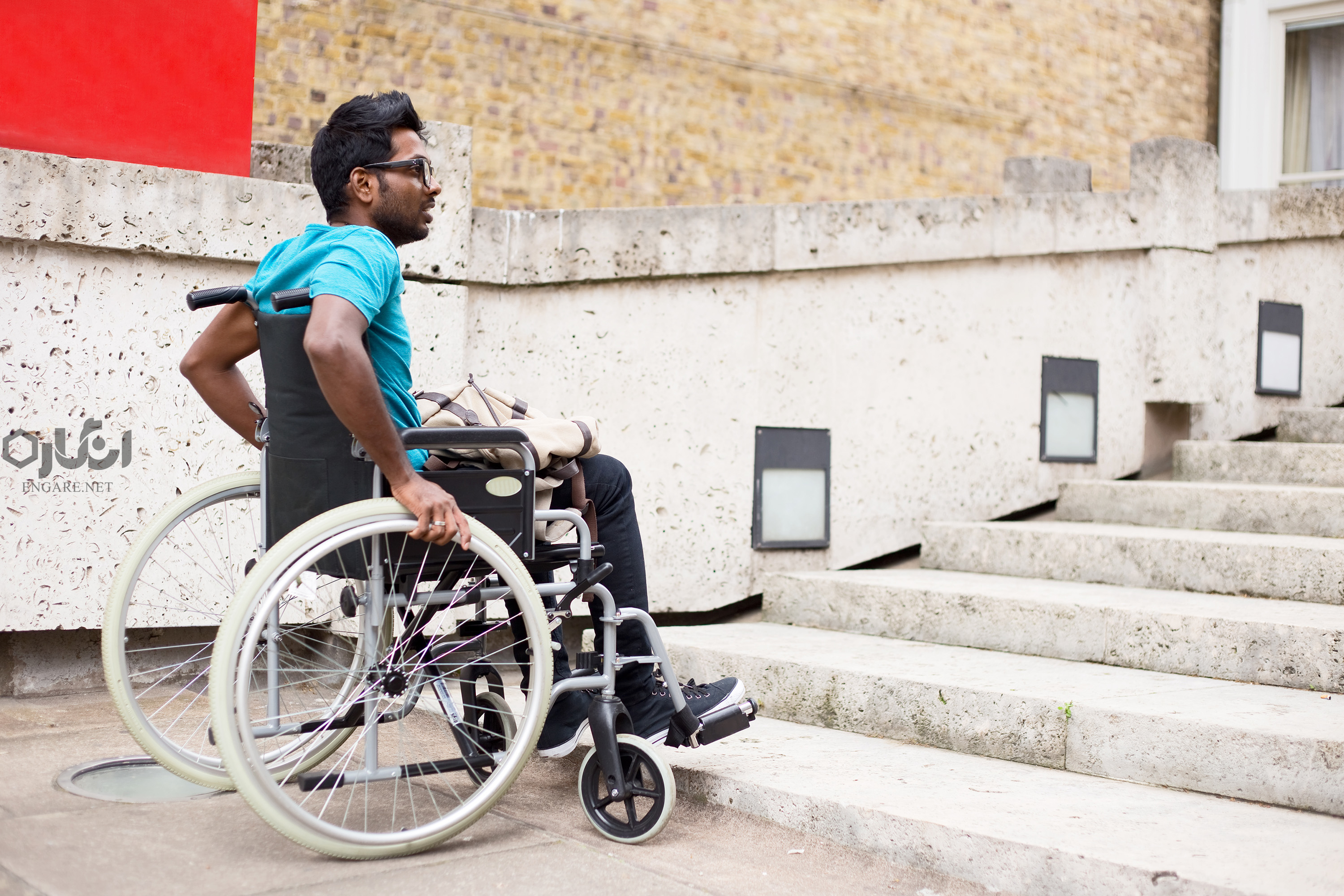 wheelchair man struggling with steps - از طرد اجتماعی تا مشارکت کامل یک جامعه - نابرابری اجتماعی, معلولیت چیست, معلولیت, معلول, طرد اجتماعی, سیستم حمل و نقل, رفاه, دسترسی به مسکن, دسترسی به آموزش, حقوق اساسی, تعریف مهاجرت, تعریف معلولیت, تاثیر جمعه بر معلول, برابری فرصت, آموزش, آزادی