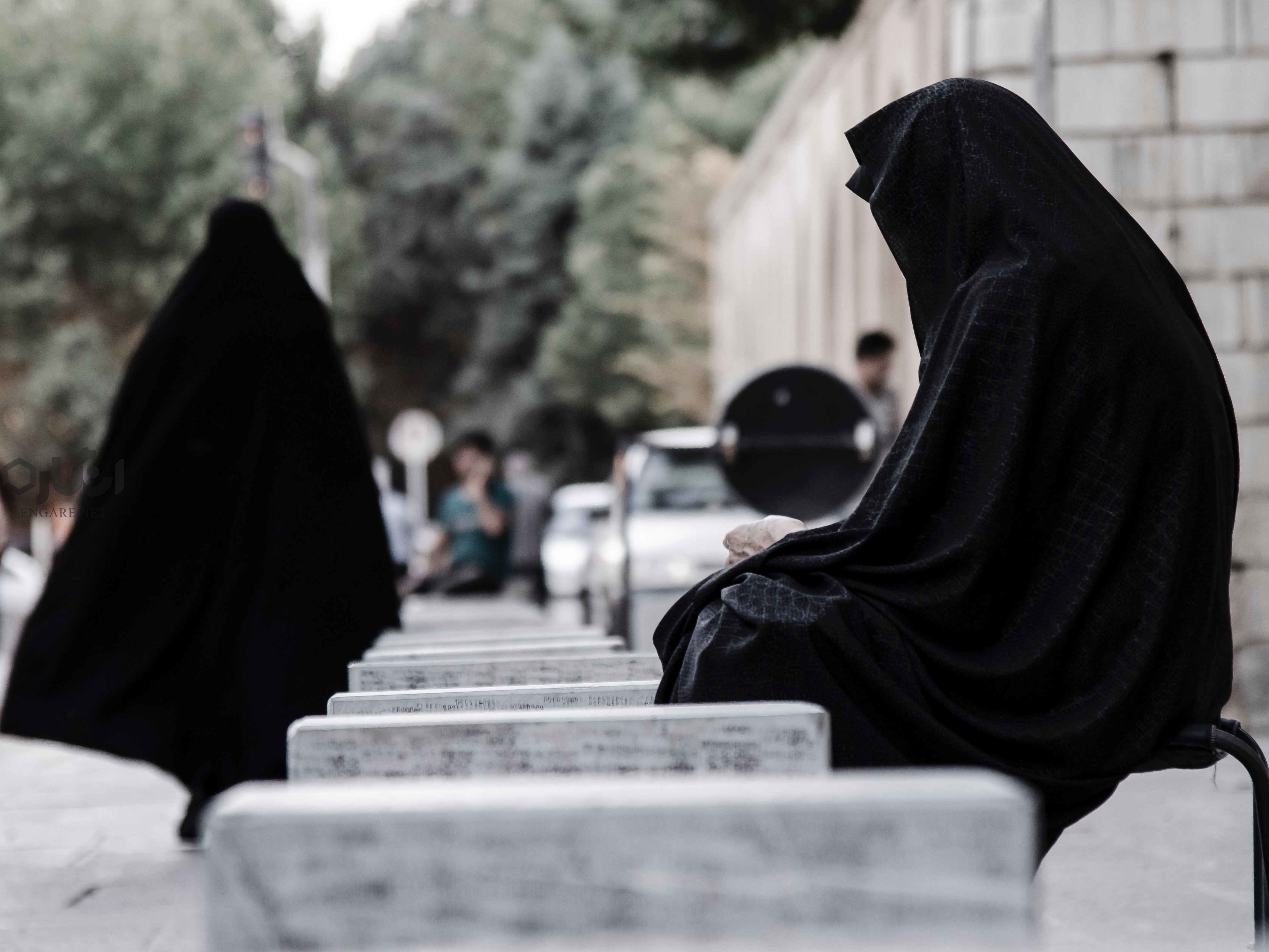 Iran Woman in hijab - زنان خودسرپرست و سالمندان، فراموش نشوند - ویلهلم دیلتای, میشل فوکو, فضامندی اجتماعی, سیاست‌های رفاهی, سیاست‌گذاری مطلوب, سالمندان, زنان خودسرپرست, رفاه اجتماعی, خانواده هسته‌ای