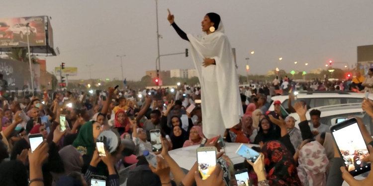 از این دیکتاتور به آن دیکتاتور فرج است 1 dictator fall sudan obnz5g از این دیکتاتور به آن دیکتاتور فرج است