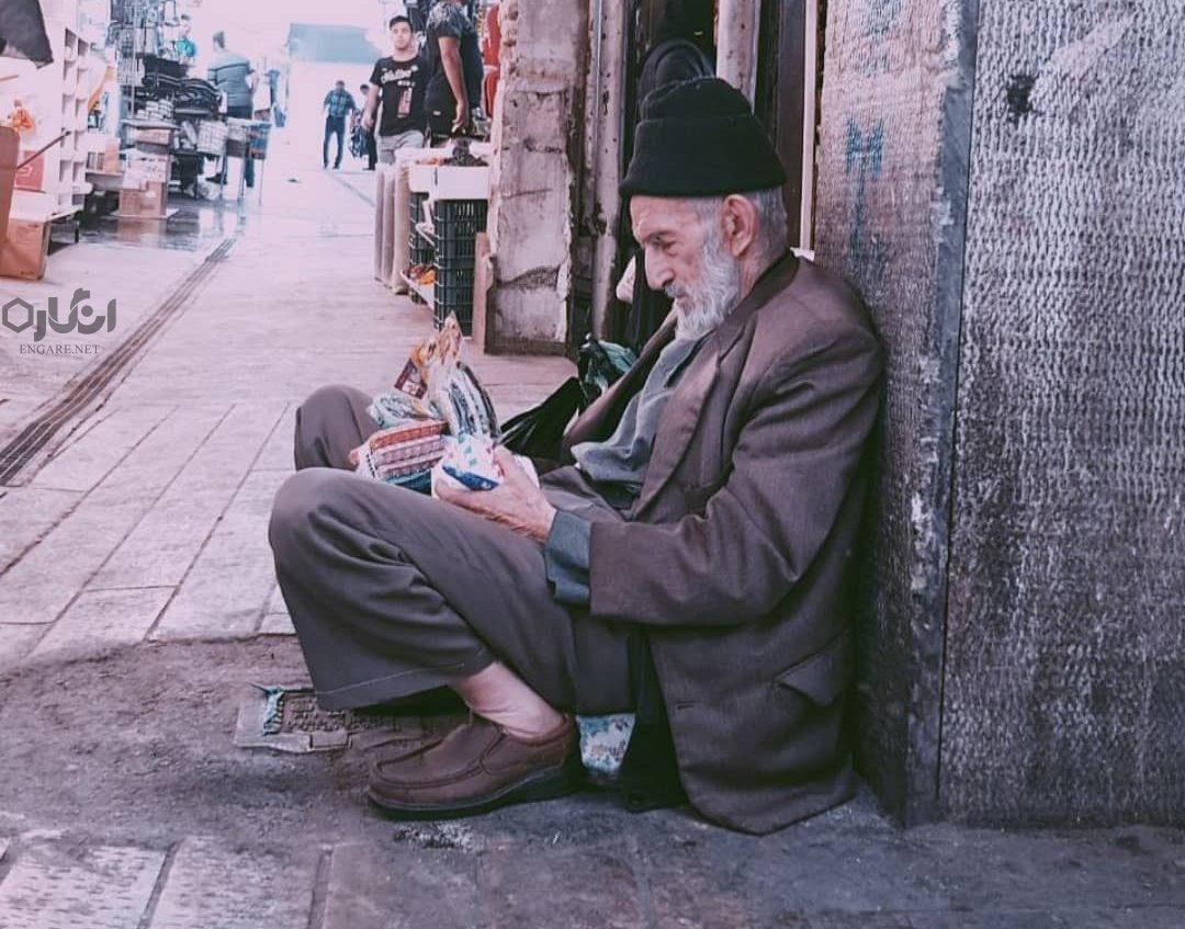iranian old mens vendor e1566119106240 - صدای «سالمندان کار» را هم بشنویم. - فرودستی, شیوا پروایی, سالمندی فعال, سالمندی در ایران, سالمندی چیست, سالمندی pdf, سالمندان کار, تعریف سالمندی pdf