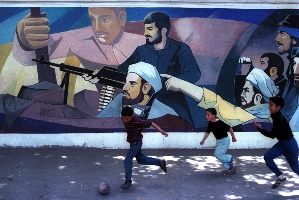 iran revolution mural0011